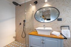 החולה האוס 76