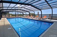 אצלנו בחצר 18