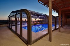 אצלנו בחצר 19