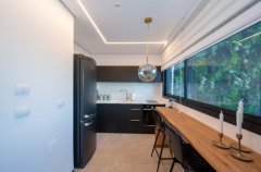 פסגת השמונה 13