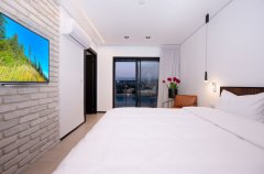 פסגת השמונה 81